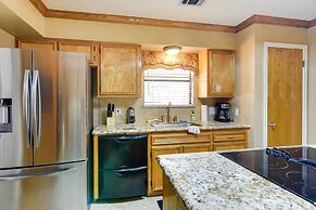 Expansive Texas City Retreat ~ 16 Mi to Galveston!