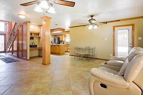 Expansive Texas City Retreat ~ 16 Mi to Galveston!
