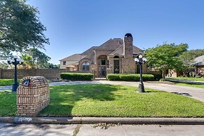 Expansive Texas City Retreat ~ 16 Mi to Galveston!