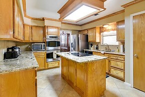 Expansive Texas City Retreat ~ 16 Mi to Galveston!