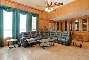 Expansive Texas City Retreat ~ 16 Mi to Galveston!
