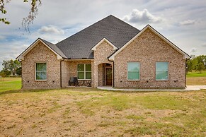 Covered Patio & Yard: Texas Escape in Keene