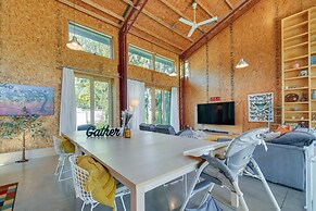 Riverfront Libertyville Retreat w/ Outdoor Kitchen