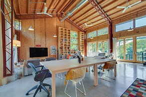 Riverfront Libertyville Retreat w/ Outdoor Kitchen