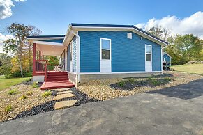 Hillsboro Hideaway w/ Private Hot Tub & Bunkhouse!