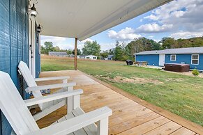 Hillsboro Hideaway w/ Private Hot Tub & Bunkhouse!
