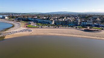 Remarkable 2-bed Cottage in Morecambe bay hot tub