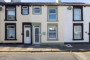 Remarkable 2-bed Cottage in Morecambe bay hot tub