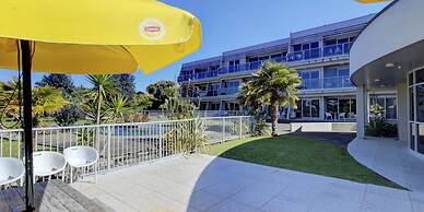 Te Kaha Beach Hotel