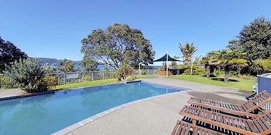 Te Kaha Beach Hotel