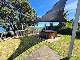 Te Kaha Beach Hotel
