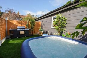 Luxury Versace Sleeps10, Hottub, Pool Table, Skytv