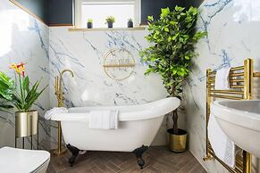 Luxury Versace Sleeps10, Hottub, Pool Table, Skytv