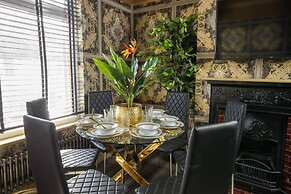Luxury Versace Sleeps10, Hottub, Pool Table, Skytv