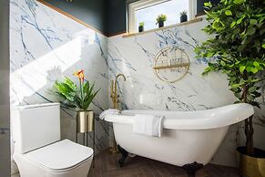 Luxury Versace Sleeps10, Hottub, Pool Table, Skytv