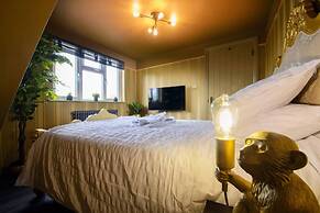 Luxury Versace Sleeps10, Hottub, Pool Table, Skytv