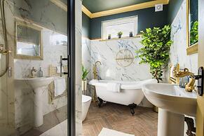 Luxury Versace Sleeps10, Hottub, Pool Table, Skytv
