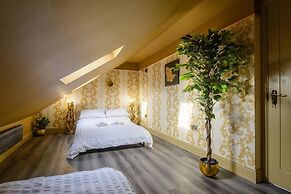 Luxury Versace Sleeps10, Hottub, Pool Table, Skytv
