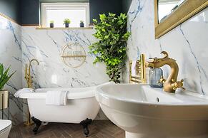 Luxury Versace Sleeps10, Hottub, Pool Table, Skytv