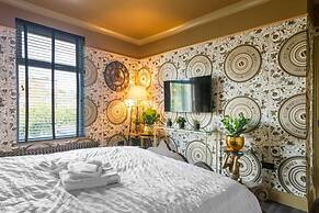 Luxury Versace Sleeps10, Hottub, Pool Table, Skytv