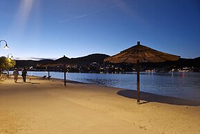 Coastal Apartment - Sleeps 6, Balcony & Parking