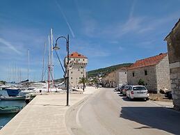 Coastal Apartment - Sleeps 6, Balcony & Parking