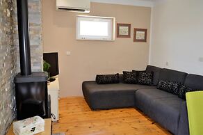 Coastal Apartment - Sleeps 6, Balcony & Parking