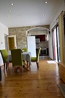 Coastal Apartment - Sleeps 6, Balcony & Parking