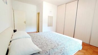 Coastal Apartment - Sleeps 6, Balcony & Parking