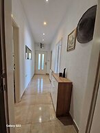 Coastal Apartment - Sleeps 6, Balcony & Parking