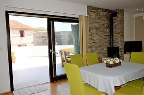 Coastal Apartment - Sleeps 6, Balcony & Parking