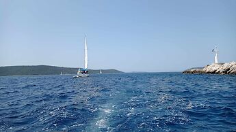 Coastal Apartment - Sleeps 6, Balcony & Parking