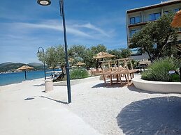 Coastal Apartment - Sleeps 6, Balcony & Parking