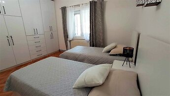 Coastal Apartment - Sleeps 6, Balcony & Parking
