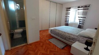 Coastal Apartment - Sleeps 6, Balcony & Parking