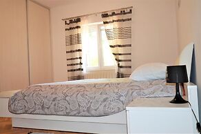 Coastal Apartment - Sleeps 6, Balcony & Parking