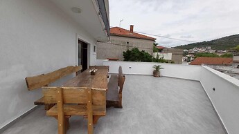 Coastal Apartment - Sleeps 6, Balcony & Parking