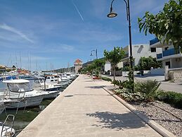 Coastal Apartment - Sleeps 6, Balcony & Parking