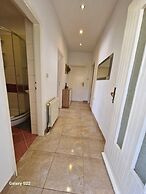 Coastal Apartment - Sleeps 6, Balcony & Parking