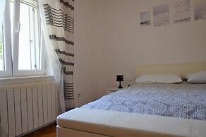 Coastal Apartment - Sleeps 6, Balcony & Parking