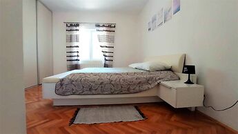 Coastal Apartment - Sleeps 6, Balcony & Parking