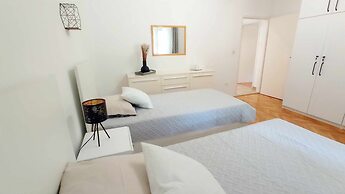 Coastal Apartment - Sleeps 6, Balcony & Parking