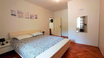 Coastal Apartment - Sleeps 6, Balcony & Parking