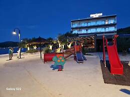 Coastal Apartment - Sleeps 6, Balcony & Parking