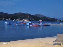 Coastal Apartment - Sleeps 6, Balcony & Parking