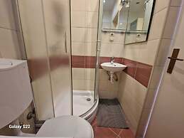 Coastal Apartment - Sleeps 6, Balcony & Parking