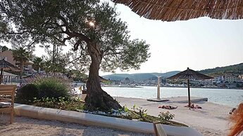 Coastal Apartment - Sleeps 6, Balcony & Parking