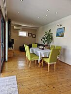 Coastal Apartment - Sleeps 6, Balcony & Parking