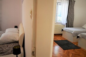 Coastal Apartment - Sleeps 6, Balcony & Parking