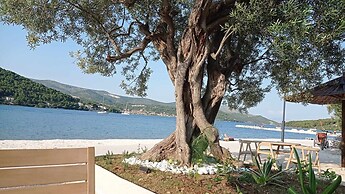 Coastal Apartment - Sleeps 6, Balcony & Parking